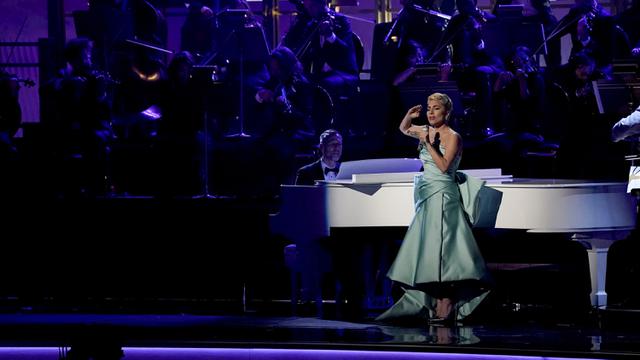 Tony Bennett muncul pada layar saat Lady Gaga melakukan medley