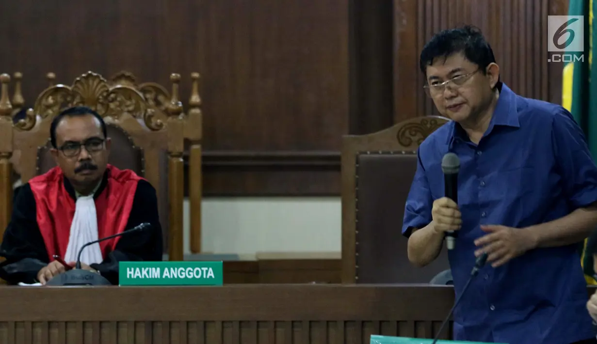 Terdakwa dugaan menghalangi proses penyidikan KPK, Lucas (kanan) saat memberi pertanyaan kepada salah satu saksi ahli pada sidang lanjutan di Pengadilan Tipikor, Jakarta, Kamis (21/2). Sidang mendengar dua saksi ahli. (Liputan6.com/Helmi Fithriansyah)