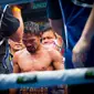 Petinju Filipina, Manny Pacquiao bereaksi usai dikalahkan petinju Australia, Jeff Horn pada perebutan sabuk juara kelas welter versi WBO di Stadion Suncorp, Minggu (2/7). Horn yang tak diunggulkan justru mampu mengalahkan Pacquiao. (PATRICK HAMILTON/AFP)