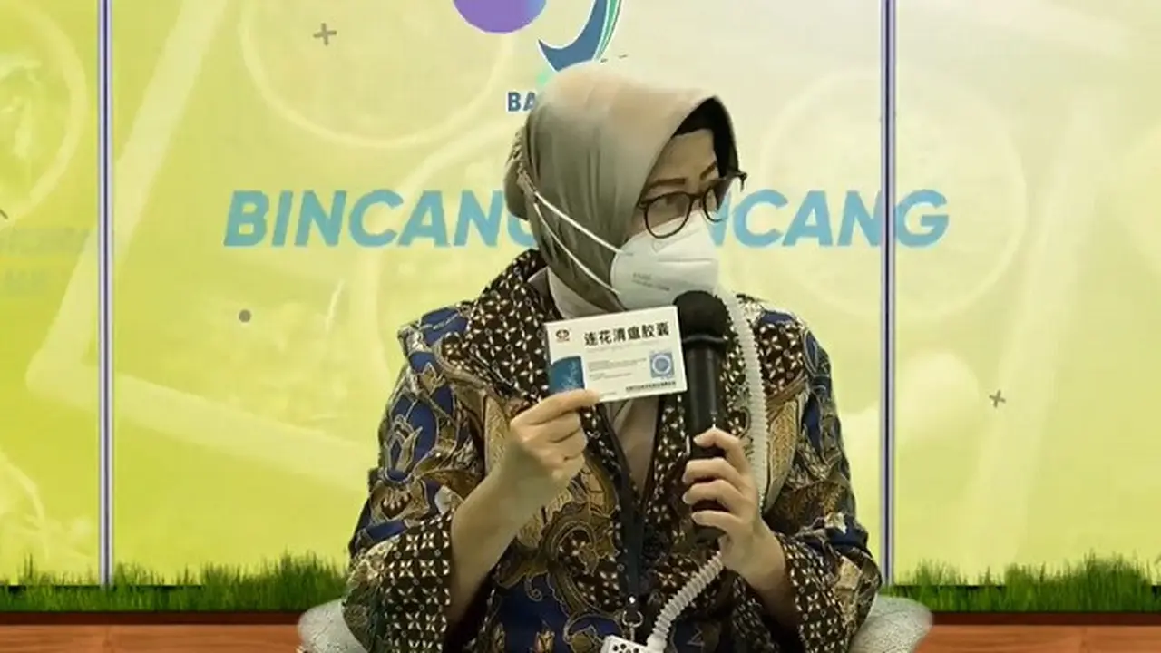 BPOM menunjukkan produk obat herbal Lianhua Qinqwen yang masih diizinkan beredar di Indonesia (Tangkapan Layar Youtube Badan POM RI)