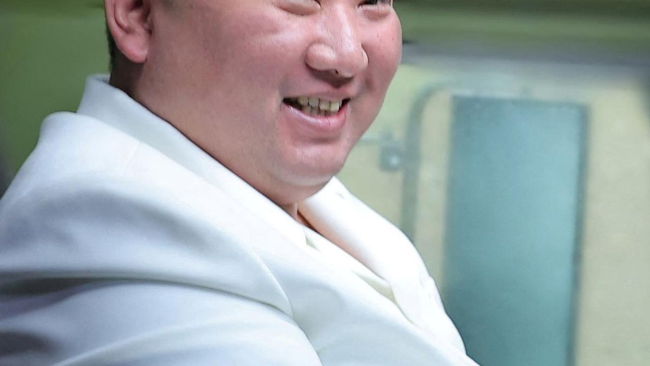 FOTO: Sidak Pabrik Amunisi Korea Utara, Senyuman Puas Kim Jong-un Bertebaran saat Menjajal Kendaraan Tempur
