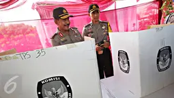 Kapolri Jendral Badrodin Haiti (kiri) meninjau bilik suara di TPS Kampung Pilkada RW 03, Depok, Jawa Barat, Rabu (9/12). Kapolri Jendral Badrodin Haiti turun langsung ke lapangan bersama jajarannya. (Liputan6.com/Immanuel Antonius)