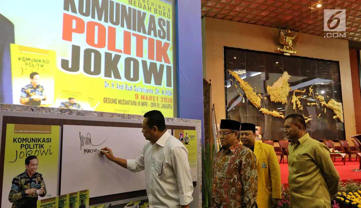 Ketua DPR Bambang Soesatyo atau Bamsoet secara simbolis menandatangani buku Komunikasi Politik Jokowi di Jakarta, Jumat (9/3). Buku Komunikasi Politik Jokowi ditulis oleh Andi Budi Sulistiyanto. (Liputan6.com/JohanTallo)