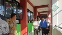 Pj Gubernur DKI Jakarta Heru Budi Hartono saat meninjau salah satu sekolah di Jakarta Timur, Selasa (18/7/2023). (Merdeka.com/Lydia Fransisca)