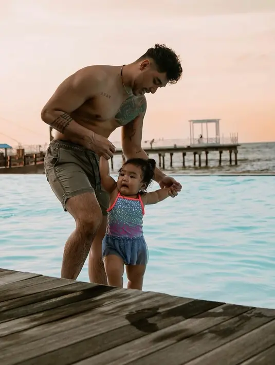 Saat bersama sang putri, Krisjiana terlihat sangat menyayangi Xarena [instagram/krisjianabah]