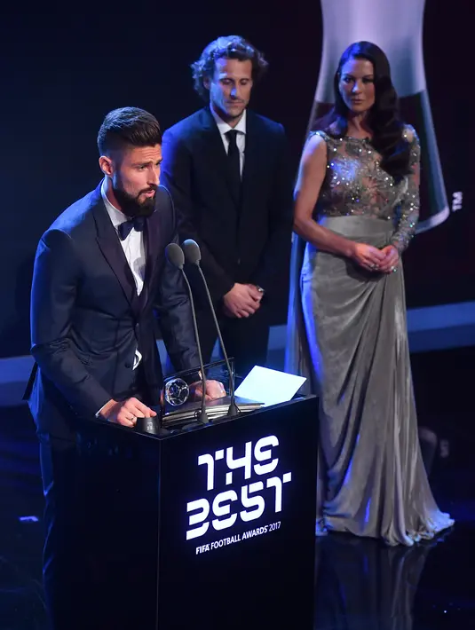 Penyerang Arsenal, Olivier Giroud memberi sambutan saat meraih penghargaan Puskas Award 2017 di London, Senin (23/10). Gol tendangan kalajengking saat bertemu Crystal Palace membuatnya terpilih sebagai pencetak gol terbaik dunia FIFA. (Ben STANSALL/AFP)