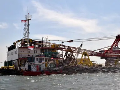 Aktivitas kapal tongkang proyek pengerukan di Tanjung Mas, Semarang, Jawa Tengah, Jumat (25/8). KPK menangkap Dirjen Perhubungan Laut Kemenhub Antonius Tonny Budiono terkait kasus suap proyek pengerukan di Tanjung Mas. (Liputan6.com/Gholib)