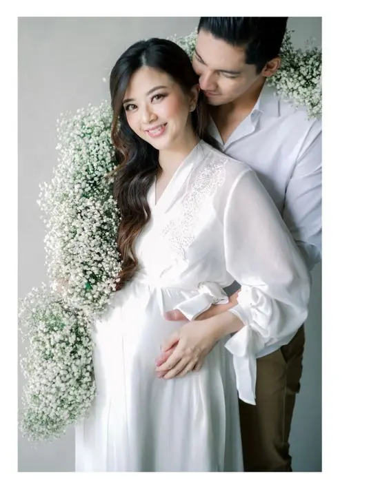 Presenter, model, dan pemeran ini tampil cantik dan menawan dalam balutan dress putih bersih dengan detail lengan panjang. (Instagram/frandaaa87).