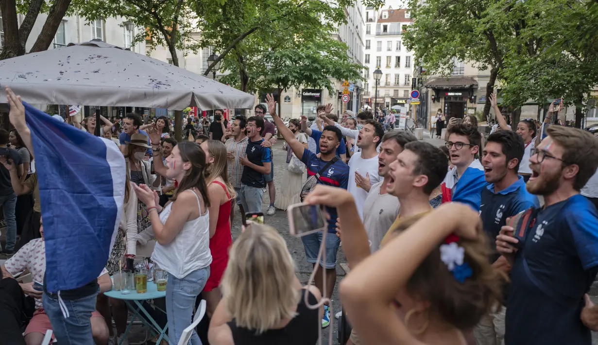 Suporter Prancis menyanyikan lagu kebangsaan "La Marseillaise" pada pertandingan grup F Piala Eropa 2020 antara Prancis dan Jerman, di Paris, Prancis, Selasa (15/6/2021). (AP Photo/Rafael Yaghobzadeh)