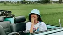 Febby Rastanty belakangan ini tengah menikmati momen liburannya di Jogjakarta. Dalam liburannya tersebut, ia pun banyak kunjungi berbagai tempat, salah satunya ialah Kabupaten Bantul dan Kulon Progo yang saat ini jadi daya tarik wisata populer selain Malioboro. (Liputan6.com/IG/@febbyrastanty)