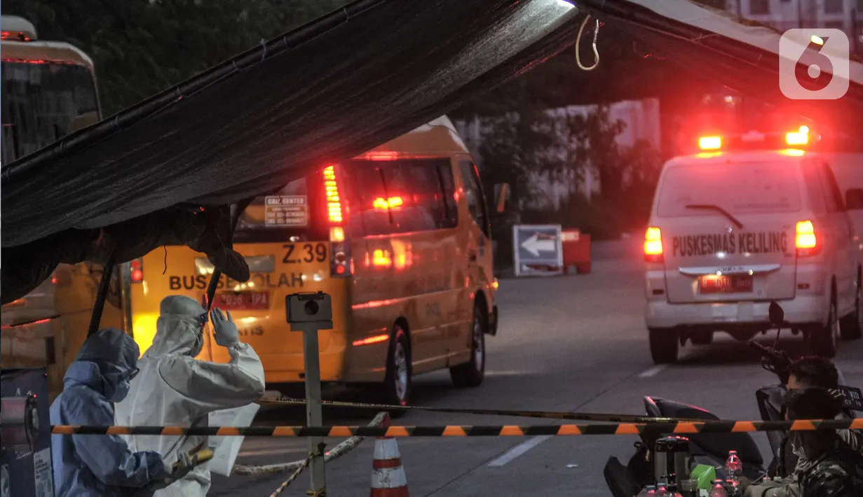 Ambulans saat mengantarkan pasien positif Covid-19 di pintu masuk RSD Wisma Atlet Kemayoran, Jakarta, Kamis (10/6/2021). Kepala Penerangan Kogabwilhan I Kolonel Marinir Aris Mudian mengungkapkan, pasien rawat inap bertambah 405 orang dalam waktu 24 jam. (merdeka.com/Iqbal S. Nugroho)