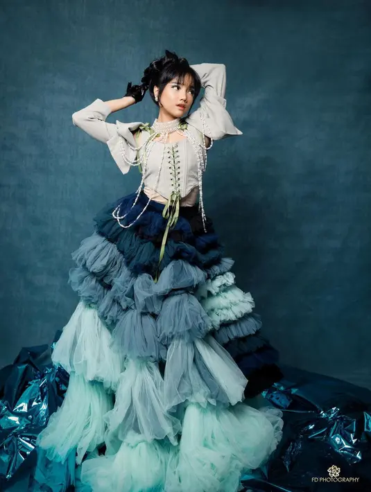 Photoshoot Fuji yang menampilkan dirinya cantik rupawan. Dengan makeup bold bernuansa biru yang senada dengan tema outfitnya, Fuji tampil berbeda di foto ini. Lihat outfitnya dengan aksen tingkat yang dramatis, aksesori yang banyak, dan gaya rambut bernuansa Y2K yang unik membuat Fuji menghadirkan sisi dirinya yang berbeda. Foto: Instagram.