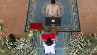 Momen Prabowo Cium Bendera Merah Putih Sebelum Disimpan Kembali di Monas