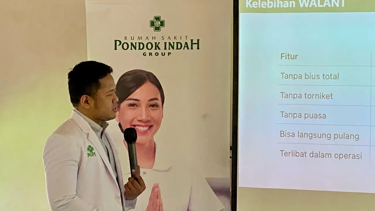 dr. Oryza Satria, Sp. OT, (K) sedang memaparkan materi mengenai prosedur WALANT (Foto Dok: RS Pondok Indah)