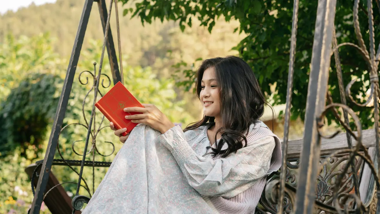 wanita september baca buku