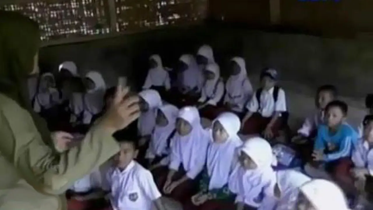 Sekolah Rusak, Para Siswa Madrasah Garut Belajar di Lantai