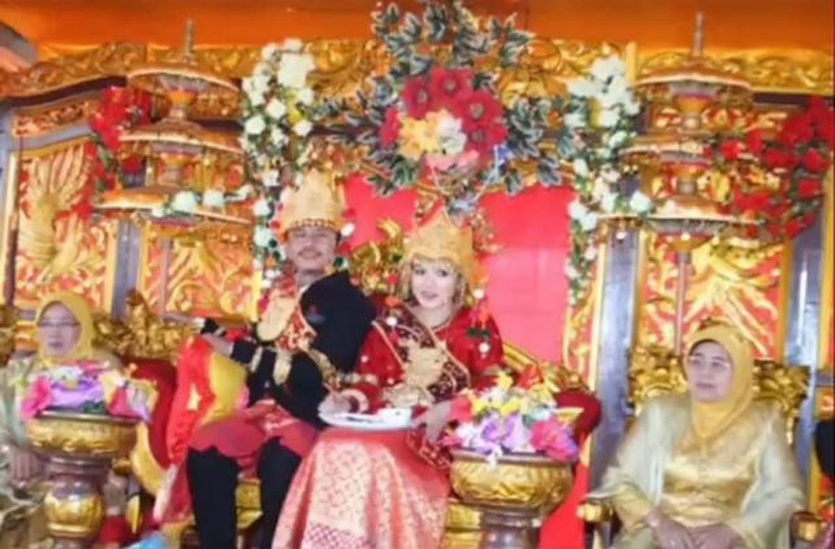 6 Potret Lawas Pernikahan Epy Kusnandar dan Karina Ranau, Harmonis Selama 17 Tahun