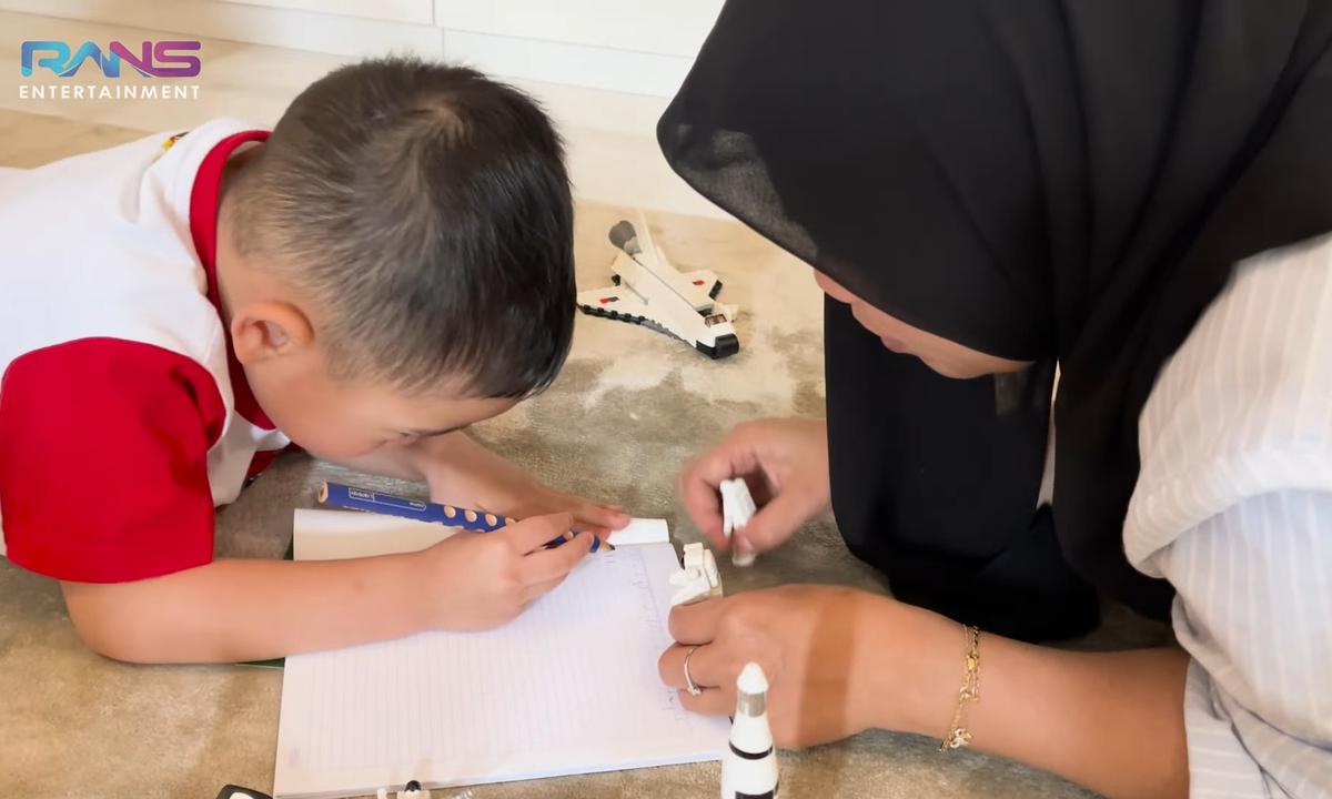 Dikenal Pintar Dalam Banyak Hal, Potret Rayyanza Belajar Menulis di Usia 3 Tahun - Sus Rini Sabar Mengajari