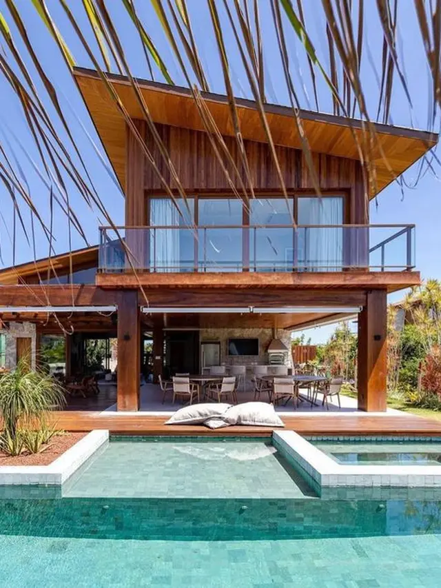 Rumah Kayu dengan Atap Miring dan Kolam Renang