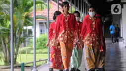 Siswa Sekolah Darurat Kartini saat memeriahkan dan memperingati Hari Kartini di Museum Kebangkitan Nasional (ex Gedung Stovia), Jakarta, Kamis (21/4/2022). Kegiatan tersebut digelar untuk memeriahkan dan memperingati Hari Kartini. (Liputan6.com/Herman Zakharia)