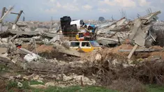 Warga Palestina yang mengungsi menyeberangi koridor Netzarim saat mereka menuju bagian utara Jalur Gaza pada 9 Februari 2025. (Eyad BABA/AFP)