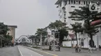 Pejalan kaki melintasi jalur pedestrian yang telah rampung dibangun di kawasan wisata Kota Tua, Jakarta Barat, Senin (22/8/2022). Proyek revitalisasi jalur pedestrian Kota Tua yang diharapkan dapat meningkatkan kenyamanan bagi pejalan kaki dan pengguna sepeda serta mewujudkan kawasan rendah emisi tersebut saat ini telah rampung dikerjakan. Pemprov DKI Jakarta rencananya akan meresmikan jalur pedestrian Kota Tua ini pada akhir Agustus mendatang. (merdeka.com/Iqbal S. Nugroho)