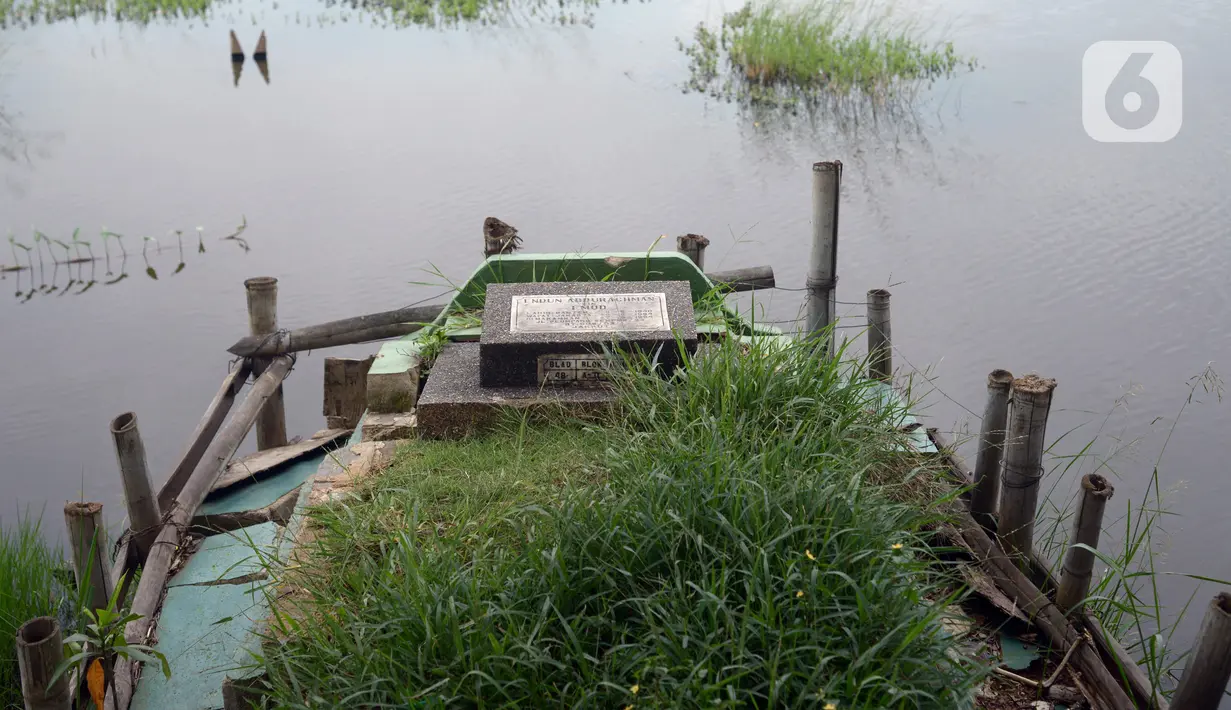 Banjir merendam Tempat Pemakaman Umum (TPU) Semper, Jakarta, Kamis (11/11/2021). Ratusan makan di TPU Semper terendam banjir akibat hujan deras yang menguyur Ibu Kota beberapa hari lalu. (merdeka.com/Imam Buhori)