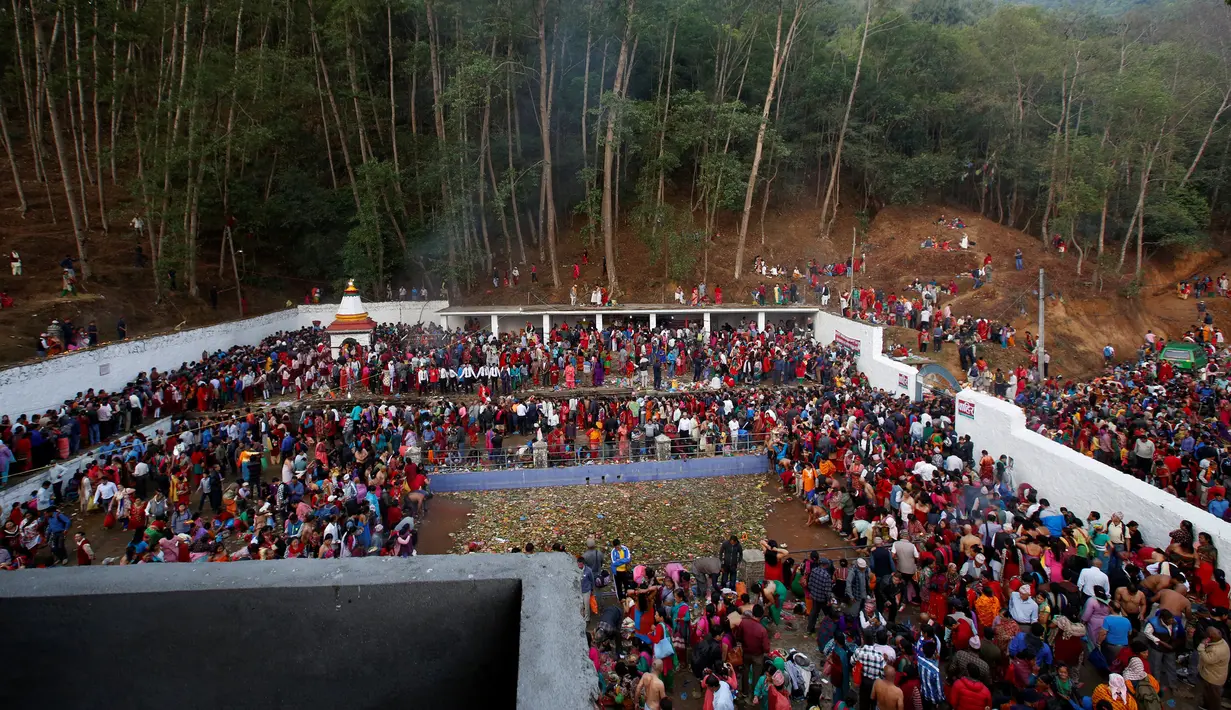 Ratusan umat berkumpul mengantre untuk menjalankan ritual mandi bersama di sungai di Matathirtha, Kathmandu, Nepal, 6 Mei 2016. (REUTERS / Navesh Chitrakar)