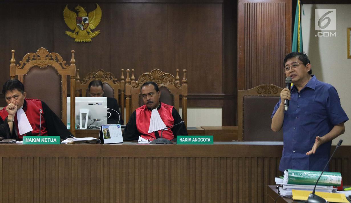 Terdakwa dugaan menghalangi proses penyidikan KPK, Lucas (kanan) saat memberi pertanyaan kepada salah satu saksi ahli pada sidang lanjutan di Pengadilan Tipikor, Jakarta, Kamis (21/2). Sidang mendengar dua saksi ahli. (Liputan6.com/Helmi Fithriansyah)