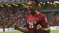 Pemain Timnas Indonesia Irfan Jaya merayakan gol keduanya ke gawang Malaysia pada pertandingan Grup B Piala AFF Suzuki 2020 di National Stadium, Singapura, 19 Desember 2021. (Roslan RAHMAN / AFP)
