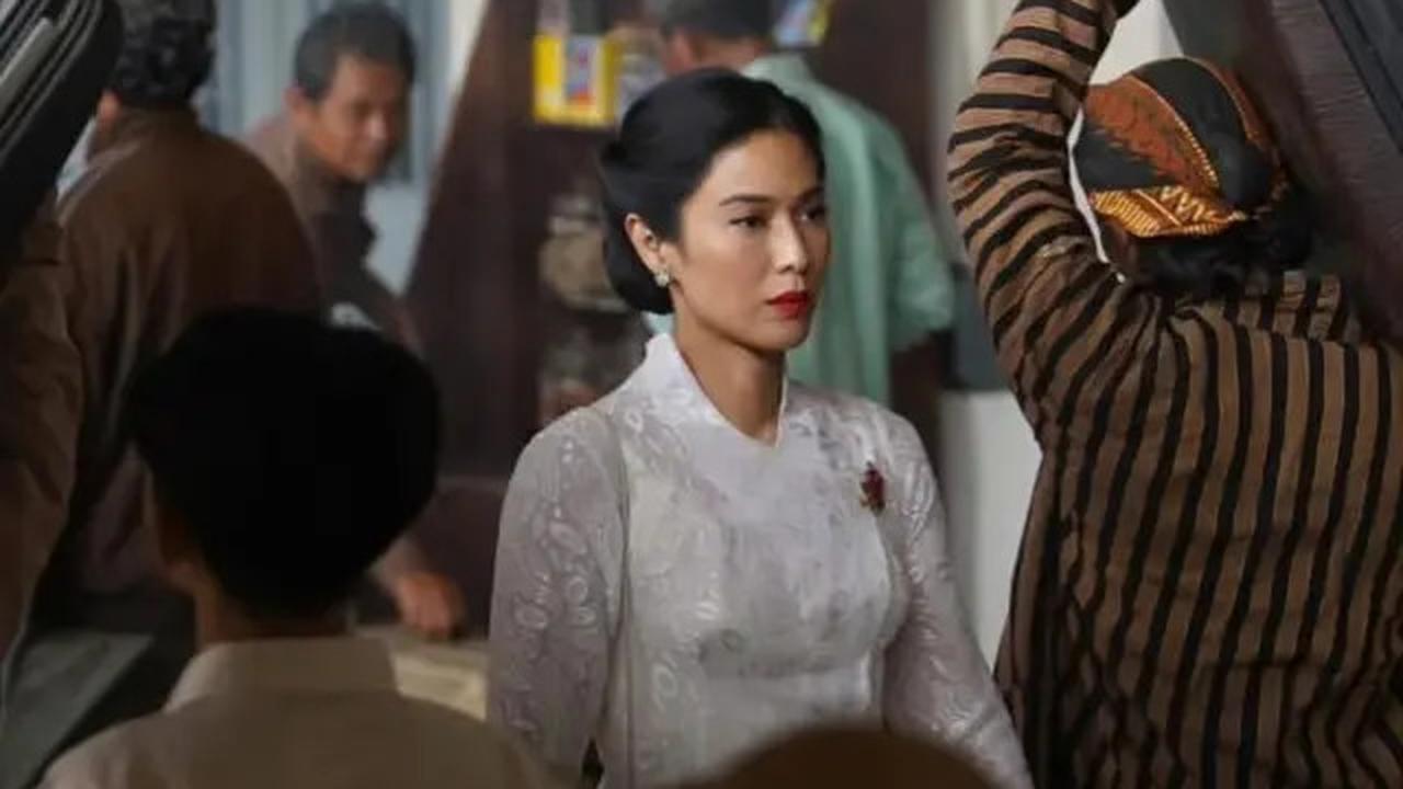 Dian Sastro tampil mengagumkan dengan kebaya klasik putih yang elegan. Gaya rambut dan riasannya sempurna, menciptakan aura ningrat yang memikat.