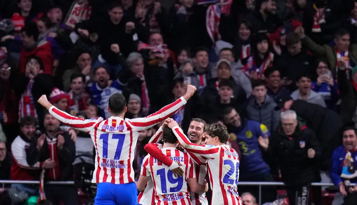 Pemain Atletico Madrid merayakan kemenangan atas Barcelona pada leg pertama semifinal Copa del Rey 2025/2026 di Stadion Metropolitano, Madrid, Jumat (13/2/2026) dini hari WIB. (AP Photo/Manu Fernandez)