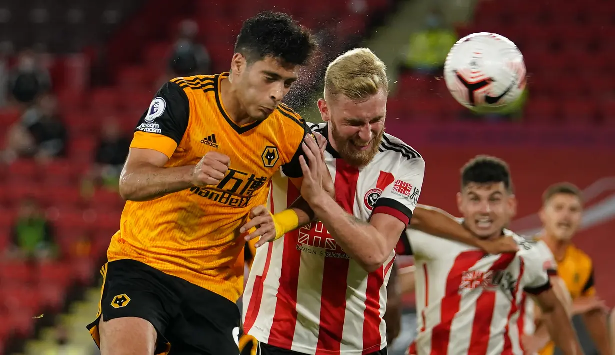 Penyerang Wolverhampton Wanderers, Raul Jimenez, berebut bola dengan pemain Sheffield United pada laga Liga Inggris di Bramall Lane, Selasa (15/9/2020). Wolverhampton menang 2-0 atas Sheffield United. (AFP/Dave Thompson/pool)