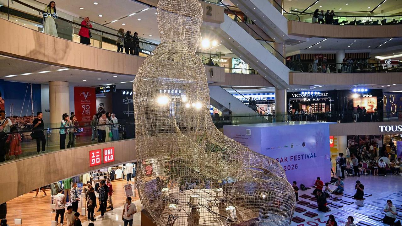 FOTO: Ribuan Anyaman Kawat Bentuk Rupang Buddha Transparan di Surabaya