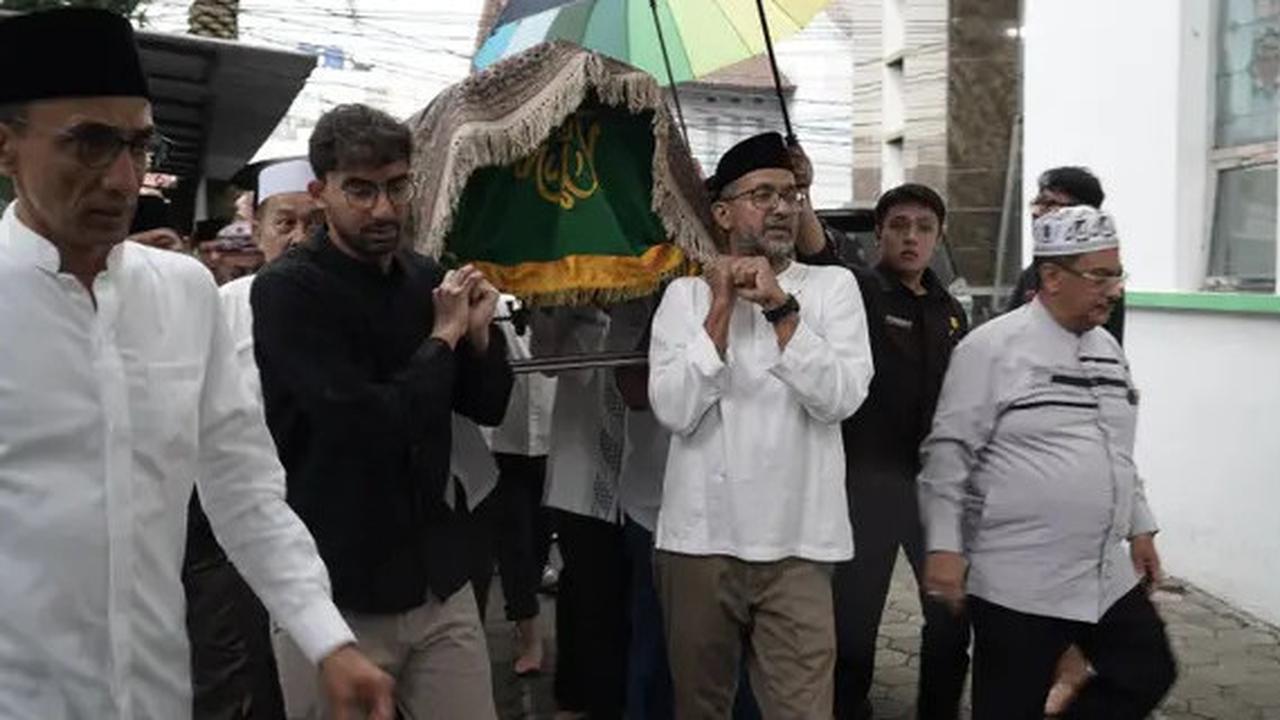 VIDEO: Pemakaman Suami Najwa Diguyur Hujan, Quraish Shihab Sebut Tanda Orang-Orang Dicintai Tuhan