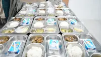 Pegawai Satuan Pelayanan Pemenuhan Gizi (SPPG) Tanah Sareal, Bogor, menyiapkan makan bergizi untuk siswa TK, SD, SMP, SMA/sederajat. (Foto: Kantor Komunikasi Kepresidenan)
