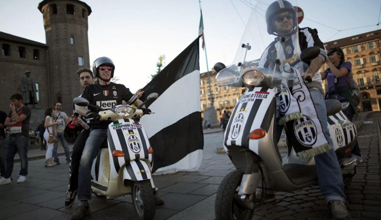 Dengan motor khas Italia, Vespa, para suporter Juventus merayakan gelar juara Liga Italia 2013-2014 (scudetto) di Piazza San Carlo, Turin (4/5/2014). (AFP/Marco Bertorello)