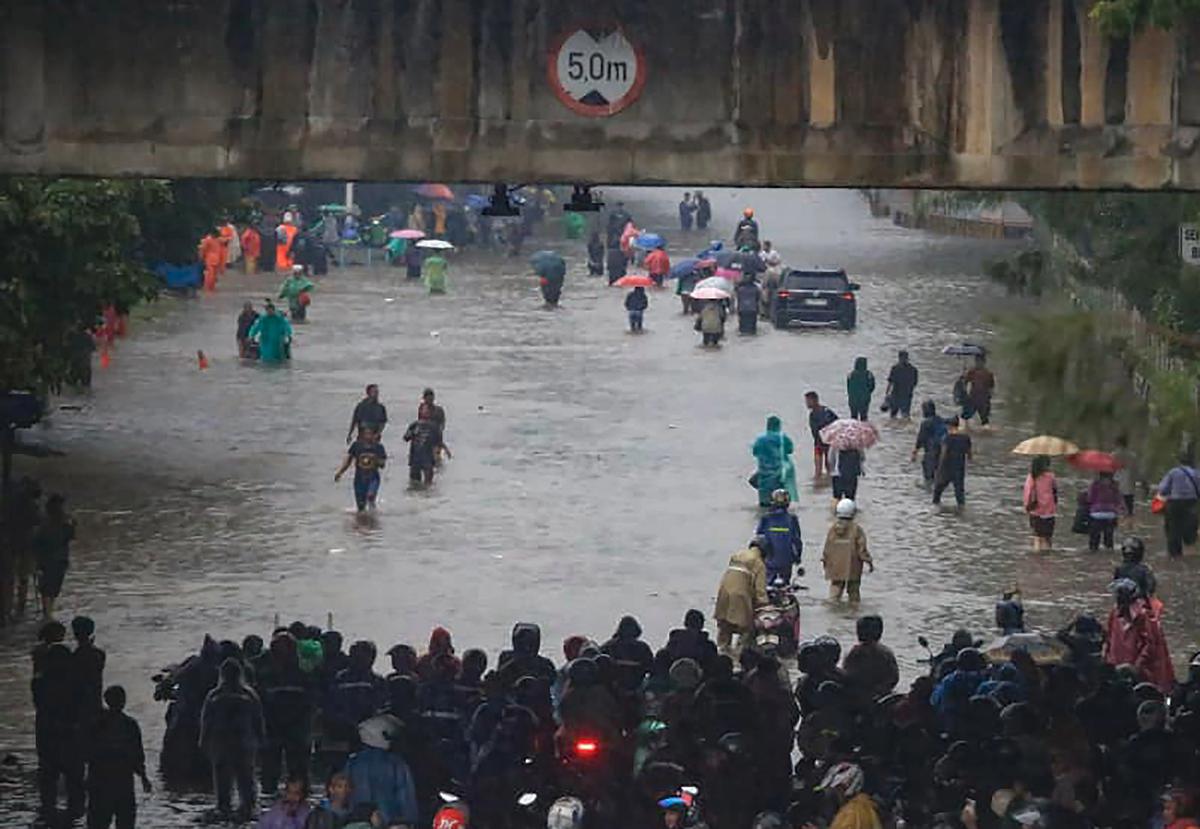 FOTO: Jembatan Tiga Terendam Banjir,  Aktivitas Warga Terganggu
