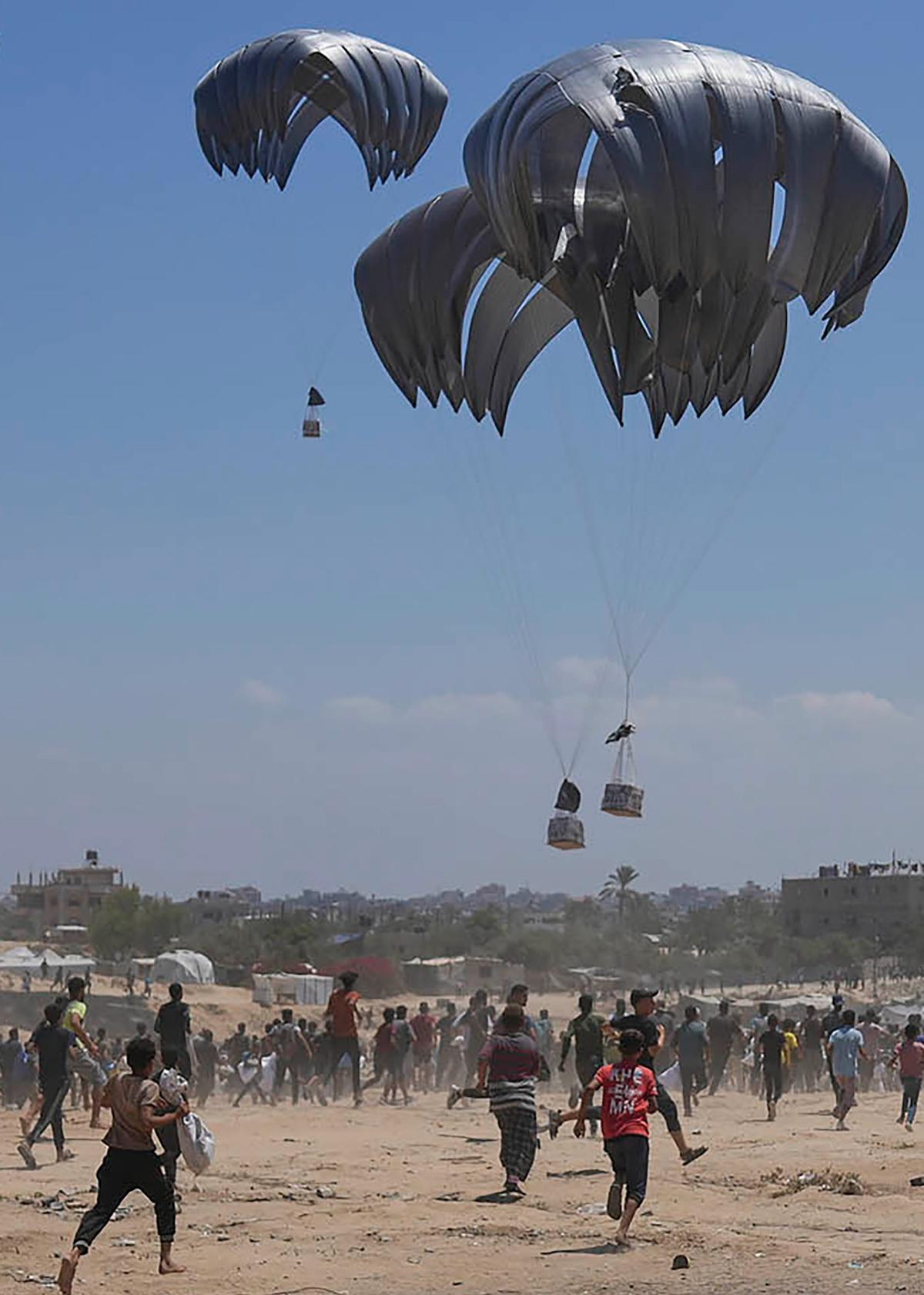 FOTO: Perjuangan Warga Gaza Berebut Bantuan dari Langit