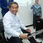 Menteri Pendidikan Nasional, M Nuh, berjabat tangan dengan robot karya mahasiswa saat peresmian penggunaan fasilitas baru Politeknik Elektronika Negeri Surabaya (PENS). (Antara)