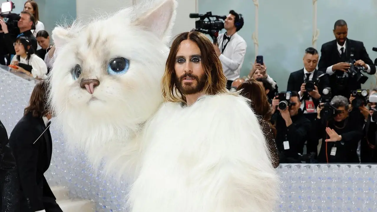 Adu Gaya Imut Jared Leto dan Doja Cat yang Cosplay Jadi Kucing Karl Lagerfeld di Met Gala 2023