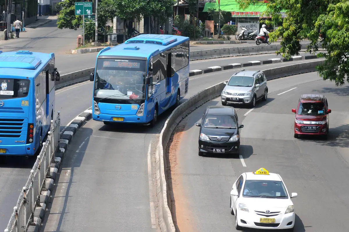 20160612- Ahok Bolehkan 3 Jenis Kendaraan Melintasi Jalur Busway –Jakarta- Helmi Afandi