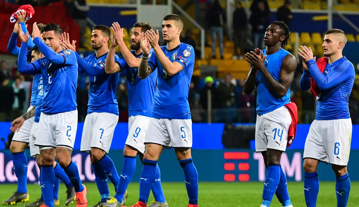 Para pemain Italia memberikan aplaus kepada suporter usai mengalahkan Liechtenstein pada laga Kualifikasi Piala Eropa 2020 di Stadion Ennio-Tardini, Selasa (26/3). Italia menang 6-0 atas Liechtenstein. (AFP/Miguel Medina)