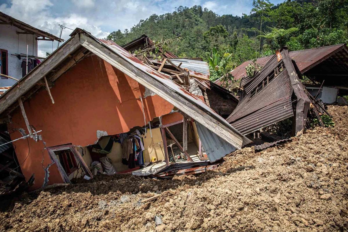 FOTO: Longsor Banjarnegara, Evakuasi Korban Terkendala Kondisi Tanah Masih Labil
