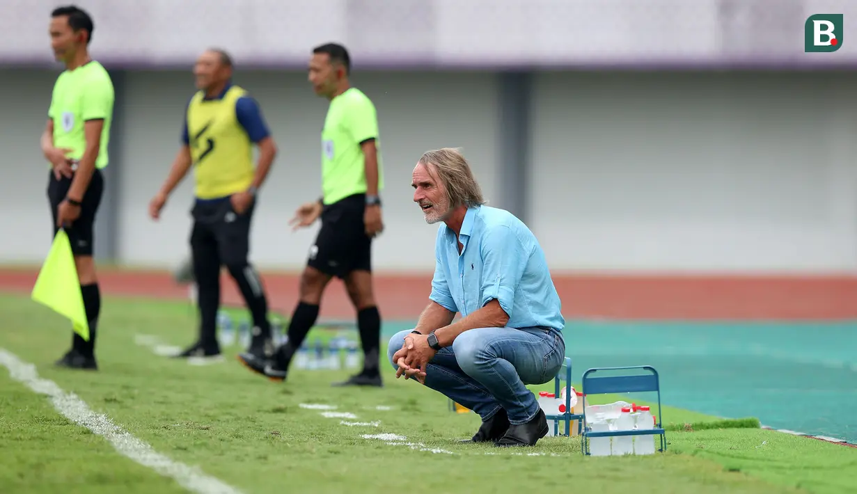 <p>Pelatih kepala Dewa United, Jan Olde Riekerink pada laga pekan pertama BRI Liga 1 2023/2024 antara Dewa United Vs Arema FC di Stadion Indomilk, Tangerang, Minggu (02/07/2023). (Bola.com/Bagaskara Lazuardi)</p>