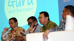 Gubernur DKI Jakarta, Basuki Thahaja Purnama (kedua kanan) memberikan pandangan saat diskusi bersama di Jakarta, Selasa (22/12/2015). Diskusi membahas Pengelolaan Guru, Sentralisasi atau Desentralisasi. (Liputan6.com/Helmi Fithriansyah)