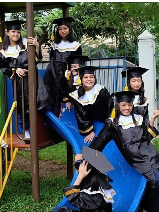 [Bintang] Alleia gunakan topi wisuda