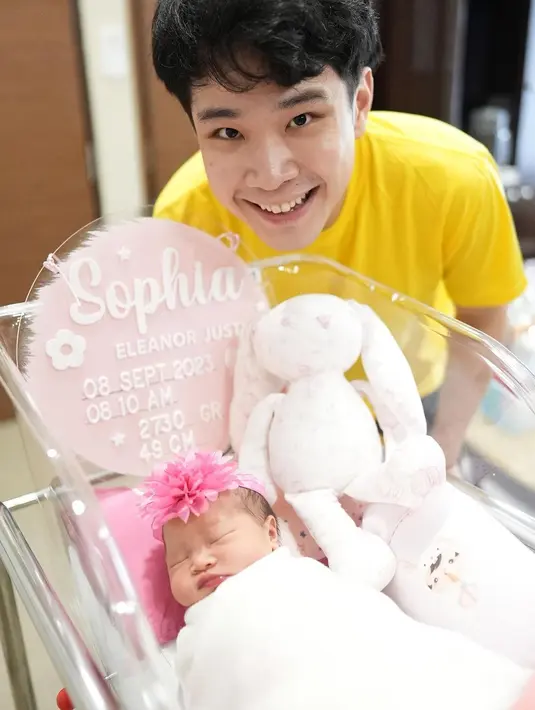 Sisca melahirkan pada pukul 08.10 dan diberi nama Sophia Eleanor Justin. Bayi yang dipanggil dengan Sophia itu lahir dengan bobot 2,7 kg dan panjang 49 cm. [Instagram/jessnolimit]