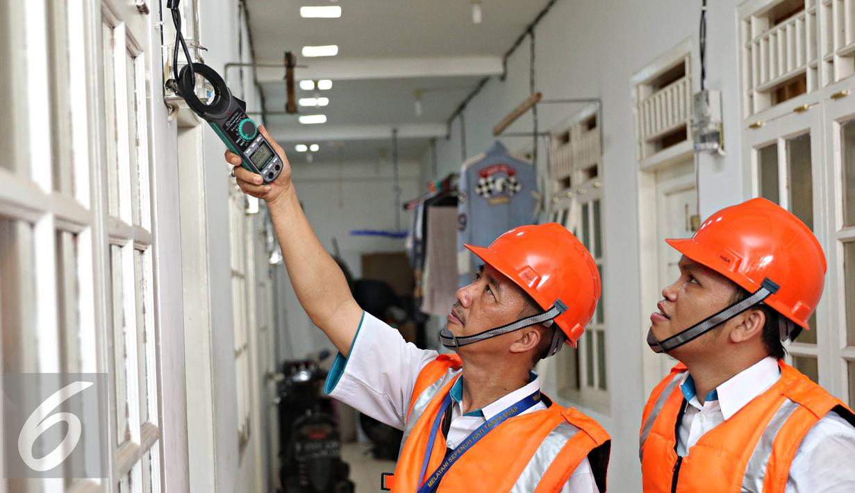 Petugas PLN melakukan pemeriksaan tegangan pada alat pembatas dan pengukur, Jakarta, Selasa (17/11). Pemerintah memutuskan tetap memberikan subsidi listrik pada seluruh pelanggan PLN dengan daya 450 VA. (Liputan6.com/Immanuel Antonius)