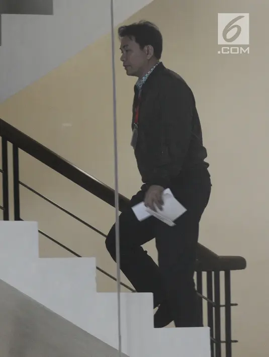 Anggota DPR RI Aziz Syamsuddin menaiki tangga menuju ruang pemeriksaan di gedung KPK, Jakarta, Selasa (28/8). Aziz diperiksa terkait dugaan suap dalam usulan dana perimbangan daerah dalam RAPBN-P tahun anggaran 2018. (Merdeka.com/Dwi Narwoko)